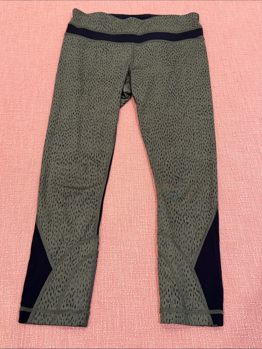 lululemon athletica size 4 wm’s Olive Green / Black spotted Leggings